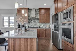 South Edmonton Family Home - 3 king Beds & AC