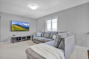 South Edmonton Family Home - 3 king Beds & AC