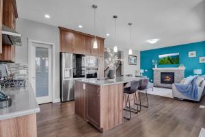 South Edmonton Family Home - 3 king Beds & AC
