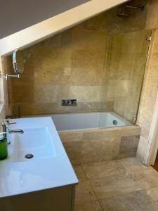 Vibrant Notting Hill Gate 2 Bedroom 2 Bathroom Spacious & Bright Apartment