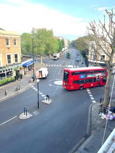 Vibrant Notting Hill Gate 2 Bedroom 2 Bathroom Spacious & Bright Apartment