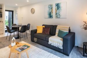 City Escape Townhouse - Walk to One NZ Stadium