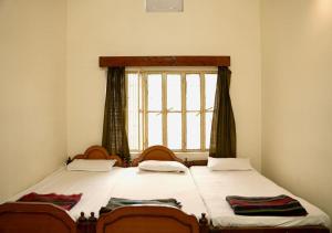 SRI VENKATESHWAR LODGE