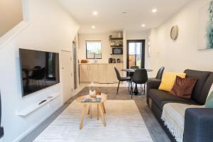City Escape Townhouse - Walk to One NZ Stadium