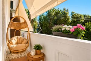 Boho Studio with Balcony Swing near Kalamata Center