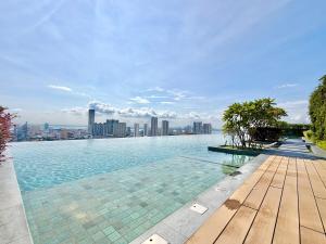 Beacon Executive Suites #Modern Chic #SkyPool #Georgetown #5pax #2BR 2bath #2Queen 1Single #Quality well maintained #Private host