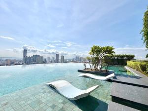Beacon Executive Suites #Modern Chic #SkyPool #Georgetown #5pax #2BR 2bath #2Queen 1Single #Quality well maintained #Private host
