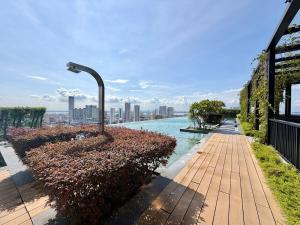 Beacon Executive Suites #Modern Chic #SkyPool #Georgetown #5pax #2BR 2bath #2Queen 1Single #Quality well maintained #Private host