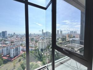 Beacon Executive Suites #Modern Chic #SkyPool #Georgetown #5pax #2BR 2bath #2Queen 1Single #Quality well maintained #Private host