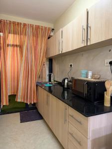 1 BR Elegant Colourful Denis Pritt Urban Retreat