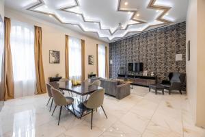 Marble & Gold Flat Jacuzzi Andrassy Steps