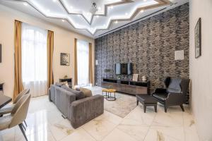 Marble & Gold Flat Jacuzzi Andrassy Steps