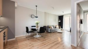 Flatbook - City Centre Motława River View Apartment with Parking