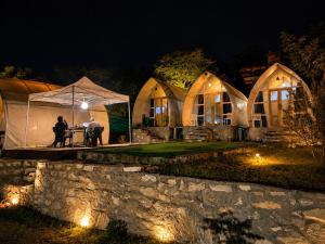 Vintage Vista Camps