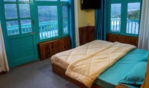 Wander Nest Manali Luxurious rooms with mountain and river view