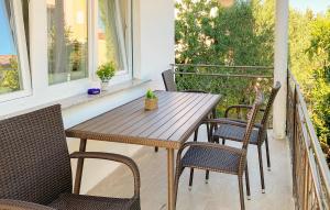 2 Bedroom Nice Apartment In Krk