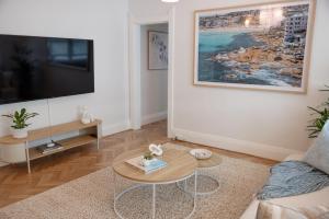 Elegant 2BR Bondi Beachfront Campbell Parade