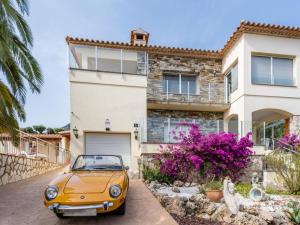 Modern Apartment in Roses with Swimming Pool