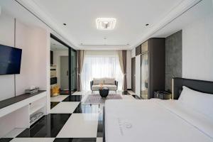 Aqua Hotel and Apartment