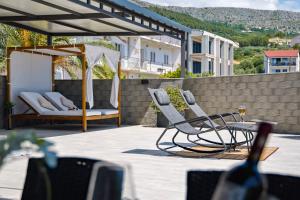Apartments Lidija - sea view apartment with exclusive right of using hot tub or split level apartment with exclusive right of using pool