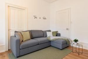 City Views & Spacious Living with Rooftop Terrace