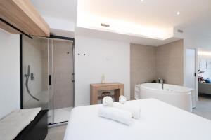 Málaga RIVERSIDE OASIS Apartment Jacuzzi - by N&N Luxe Properties