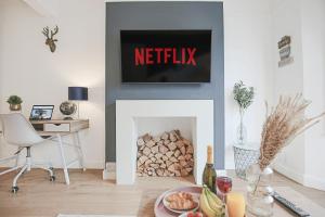 Stylish City Centre House with Pool Table, Free Parking, Fast Wifi and Smart TV by Yoko Property