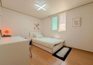 53Hongdae Station Area, Yeonnam, Hongdae Street, 15 Minutes from Itaewon, Single Accommodation, Fully Furnished
