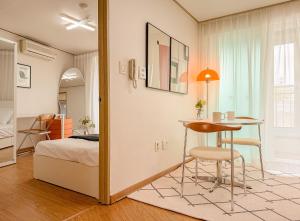 53Hongdae Station Area, Yeonnam, Hongdae Street, 15 Minutes from Itaewon, Single Accommodation, Fully Furnished