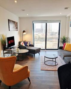 Lets Stay SA Manchester I 2Bed 2Bath l Waterfront l Private Balcony I Relaxing Retreat I Great Location