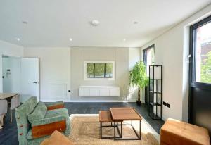 2nd Floor, Brand New 2 Bed 2 Bath, With Balcony, Sleeps up to 6, Central London