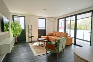 3rd Floor Brand New 2-bed, Sleeps up to 6
