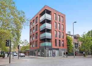 3rd Floor Brand New 2-bed, Sleeps up to 6