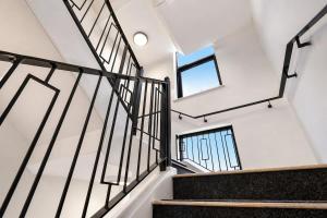 3rd Floor Brand New 2-bed, Sleeps up to 6