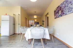 Avo Maria House by AH