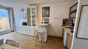Appartement avec vue bateaux - piscine et tennis GN050-692