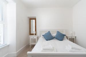 Modern 3 bedroom town house with sea views