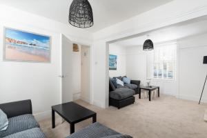 Modern 3 bedroom town house with sea views