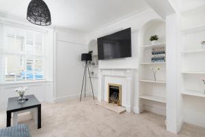 Modern 3 bedroom town house with sea views