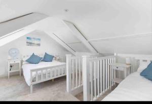 Modern 3 bedroom town house with sea views