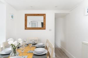 Modern 3 bedroom town house with sea views