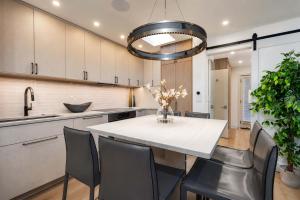 2 BR 3BA Condo - AC, Heated Pool, Walk to Town