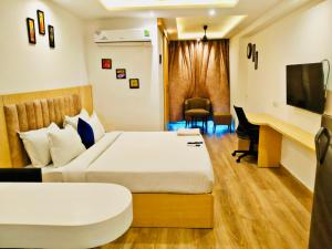Golden Studio With Swimming pool