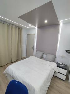 Chambre privé dans une maison avec terrasse et jardin salles de bain partagées