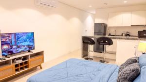 Civis Alpha Sky Studio 15A - Pool and Gym
