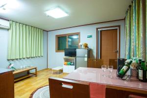 hongcheon river view sonamu pension