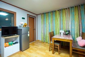 hongcheon river view sonamu pension
