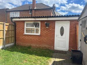 Compact single room B near Heathrow with 24 buses toTerminals