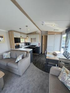 Golden Anchor - The Bordeaux - Coastal Caravan Breaks
