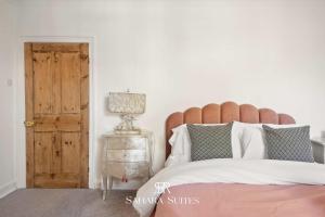 Stylish 2 Bed Windsor Home - Sleeps 4 - Driveway Parking - Near Castle & Legoland